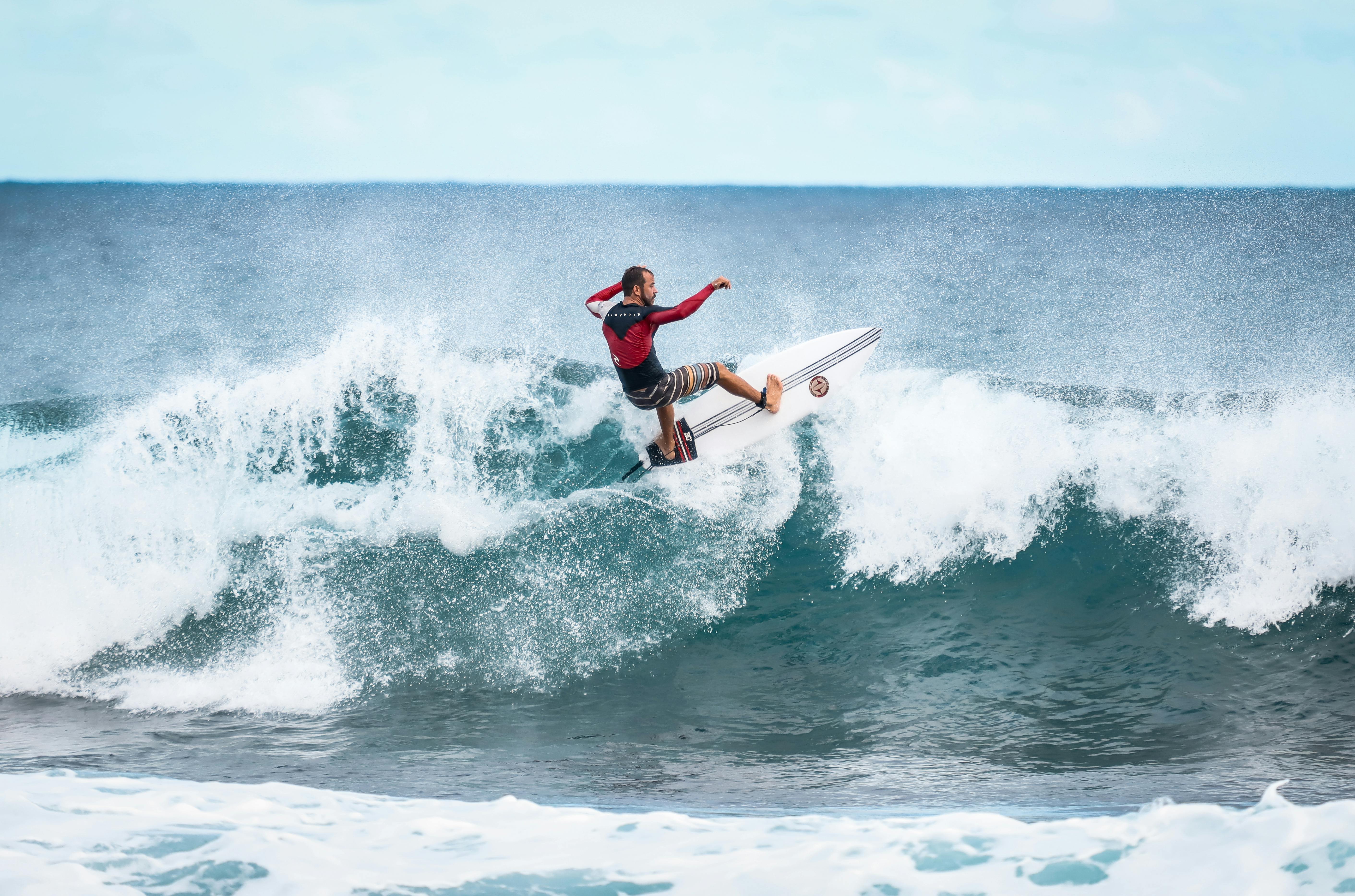 Várias pranchas de surf alinhadas demonstrando diferentes shapes e tamanhos