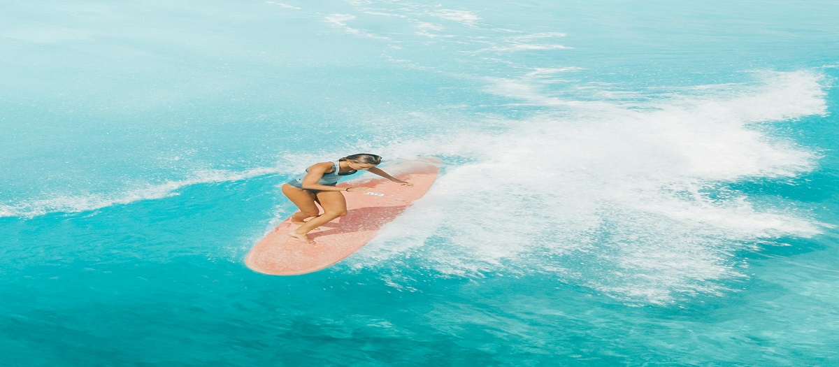 Leash de surf amarrado no plugue da prancha na beira da praia