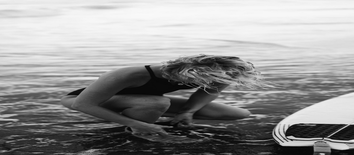 Prancha de surf sendo limpa e cuidada corretamente para durar mais