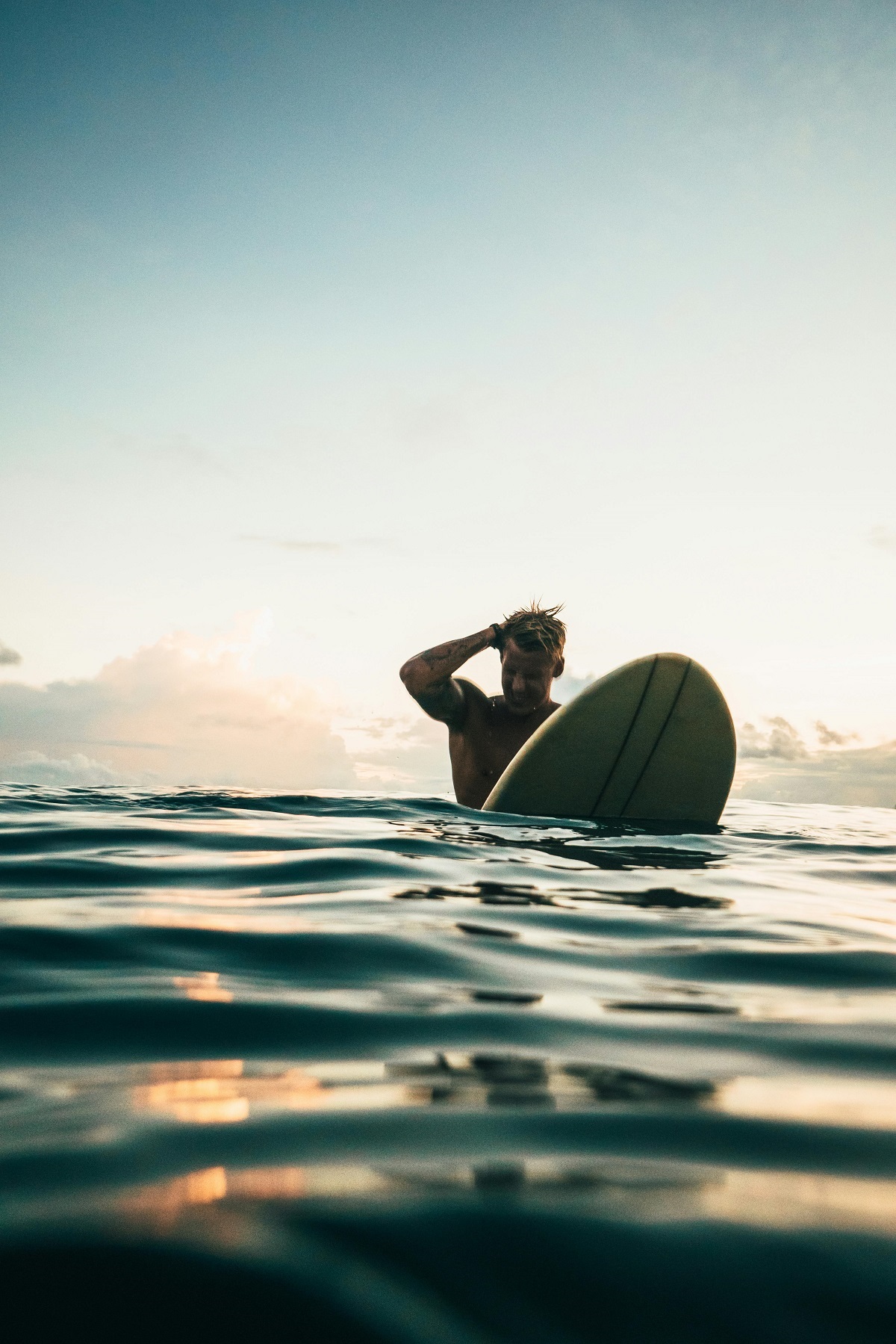 Surfista gerando velocidade em onda pequena e fraca com técnica de pompada